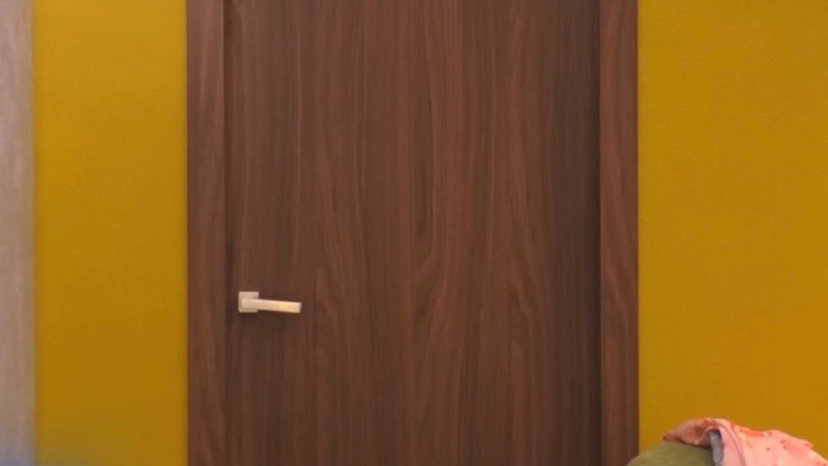 Grande Fratello Vip, Adriana Volpe si chiude in bagno e non vuole uscire preview