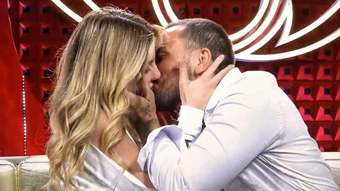 Lucia e Raul, scatta il bacio al GF Vip: “Con uno così farei un figlio” preview