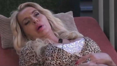 Malore di Valeria Marini: “Ho vomitato, è stata la mela, c’era qualcosa sopra” preview
