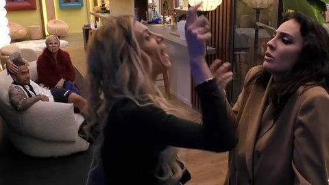 Paola Caruso fuori controllo offende pesantemente altri gieffini, il GF stacca dopo un termine discriminatorio preview