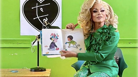 Priscilla spiega ai bambini cos’è una drag queen preview