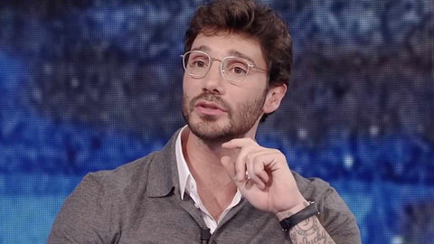 Stefano De Martino da Fabio Fazio, l’amore in auto e le proposte indecenti: “Stiamo andando oltre” preview