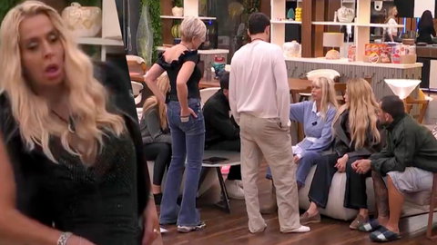 Paura di un virus al Grande Fratello Vip, i gieffini igienizzano la Casa, Valeria Marini da sola in camera preview