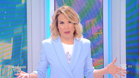 Mediazione d’Urso-Mediaset, retroscena di Vanity Fair: “Proposto di tornare con contratto biennale” preview