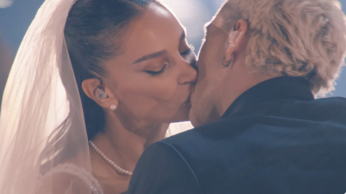 Bacio fra Tocca e Sacchetta, l’entourage di lei conferma: “Forse trasporto eccessivo da parte di lui” article-post