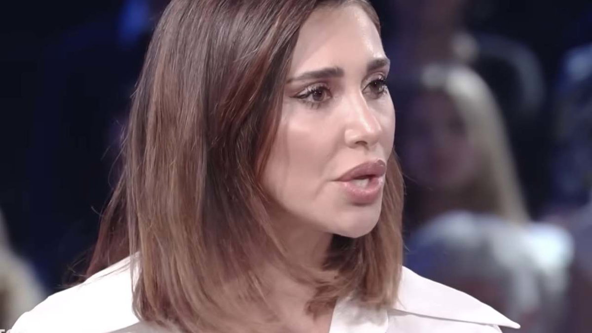 Belen Rodriguez, la versione degli amici: “Si era bloccata la porta del bagno” article-post