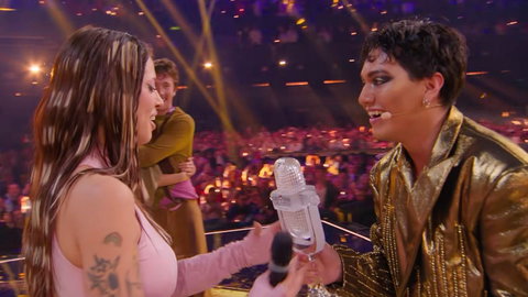 Eurovision, JJ si scorda di avere il microfono acceso mentre premia Dara: l’imprevisto simpatico preview