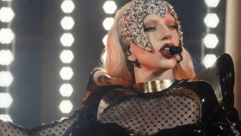 Lady Gaga nel Diavolo Veste Prada 2, parlano le comparse: “3 giorni per una scena” preview