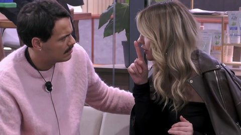 Lucia gela Renato al GF Vip: “Ora racconto quello che dici sotto le coperte e ti smaschero. Tiro fuori tutto” preview