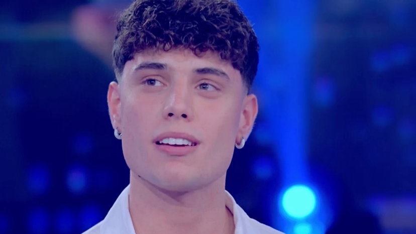 Riccardo Stimolo sui commenti omofobi, spiegazione dopo Amici: “Ho sbagliato, ma sono voluto restare nel programma” preview