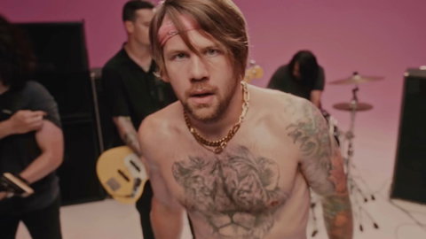 Caleb Shomo dei Beartooth ha fatto coming out come uomo gay, la reazione della moglie: “Periodo doloroso, ma lo sosterrò” preview