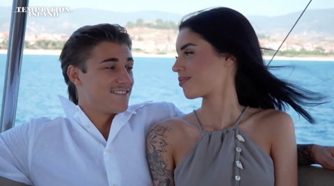 I video di Sara e Gabriele scuotono internet. Una fonte: “La redazione di Temptation Island non lo sapeva” preview