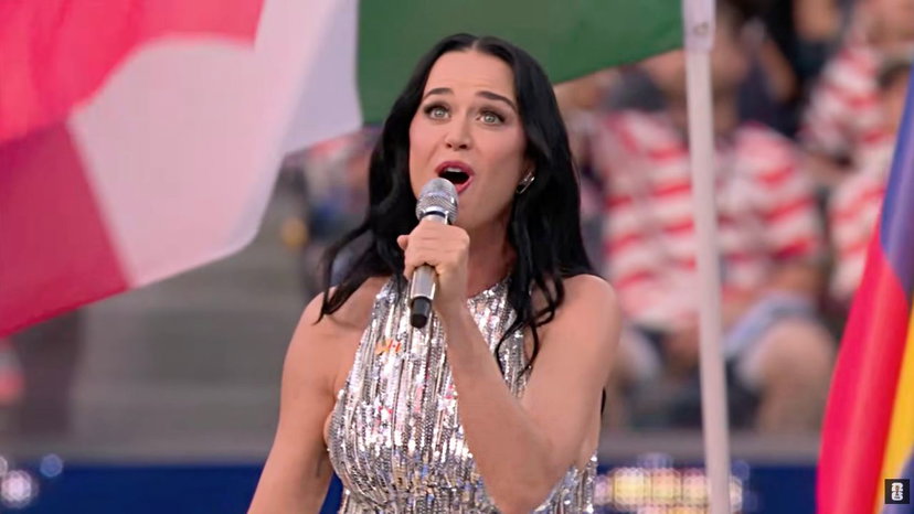 Katy Perry canta all’apertura dei Mondiali e poi bacia Justin Trudeau preview