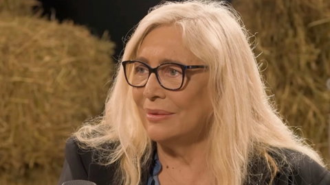 Mara Venier si racconta: dal futuro in tv e l’aiuto di Maria De Filippi all’intervista che vorrebbe fare al Papa preview