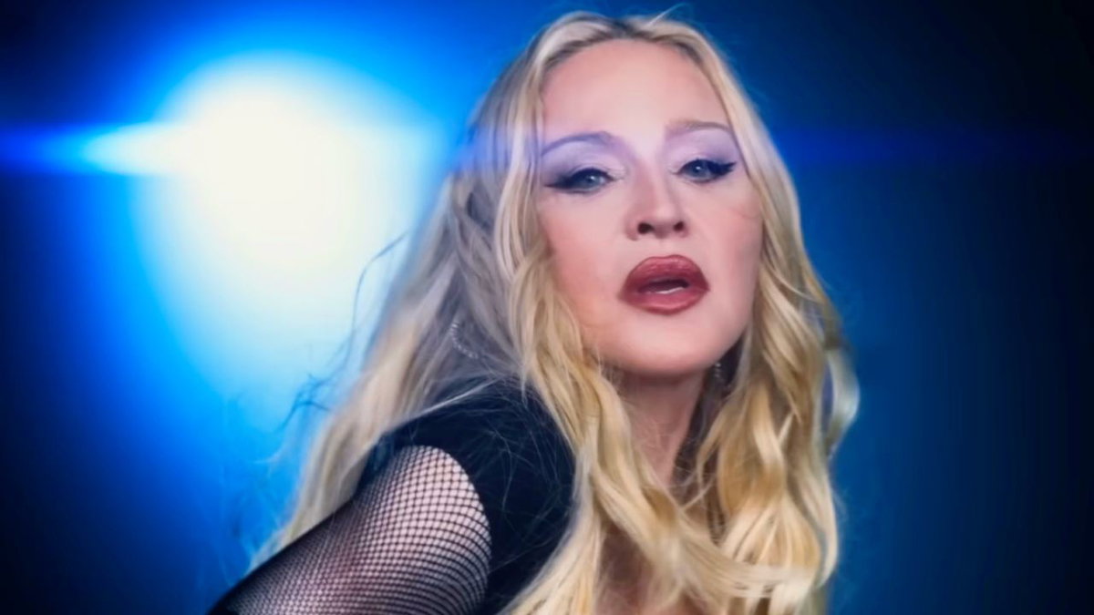 Bizarre di Madonna e Martin Garrix, video del live e testo della canzone article-post