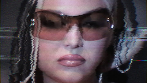 Meg Stalter: la regina del cringe che ha conquistato Netflix e la discografia con Gay e Prettiest Girl In America preview