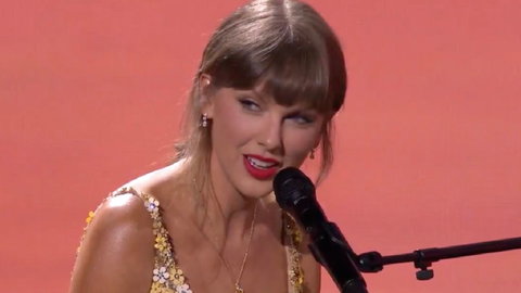 Taylor Swift si esibisce con il singolo I Knew It, I Knew You: testo e traduzione preview