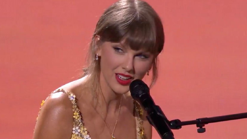Taylor Swift si esibisce con il singolo I Knew It, I Knew You: testo e traduzione preview