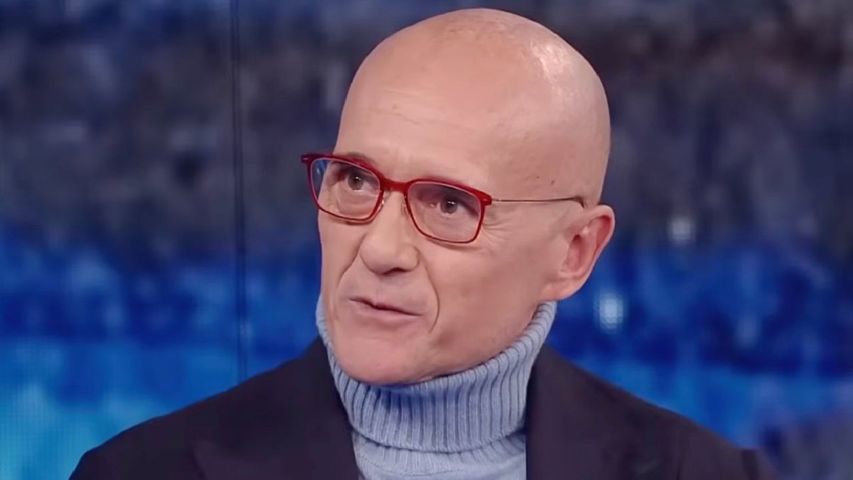 Alfonso Signorini dopo lo scandalo: “Amici spariti, omofobia e chiamate da nomi importanti” article-post