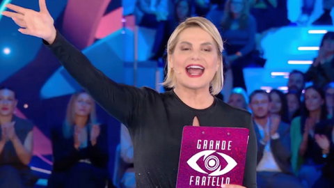 Simona Ventura promuove il Grande Fratello e annuncia il suo ritorno in tv: “Farò una cosa molto bella” preview