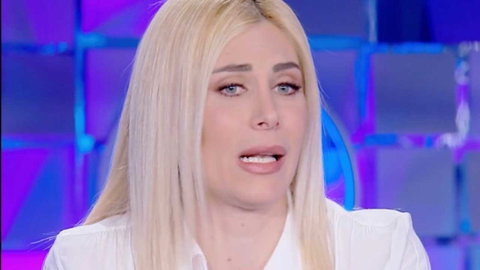 Amaro sfogo per Paola Caruso: “La felicità non è per tutti. Sceglierò sempre mio figlio su tutti” preview