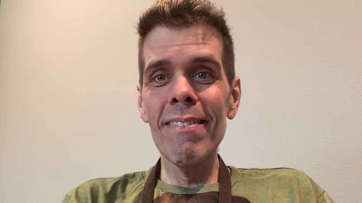 Perez Hilton, il nuovo comunicato della famiglia: “È in gravi condizioni, ma stabile, necessaria un’operazione chirurgica” article-post