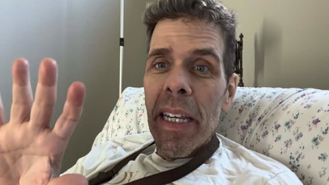 Perez Hilton, la famiglia ha portato via i figli durante la crisi: “Erano in casa, sono fuggiti per proteggere i bambini” preview