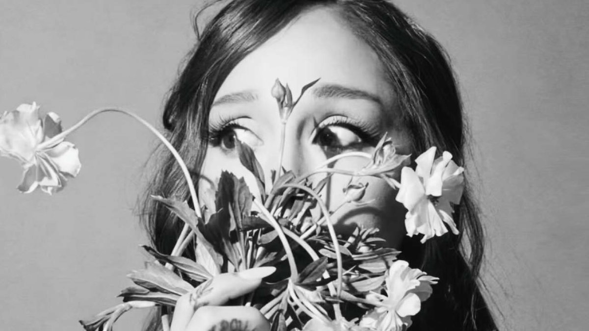 Recensioni negative per Petal di Ariana Grande: voti e critiche article-post
