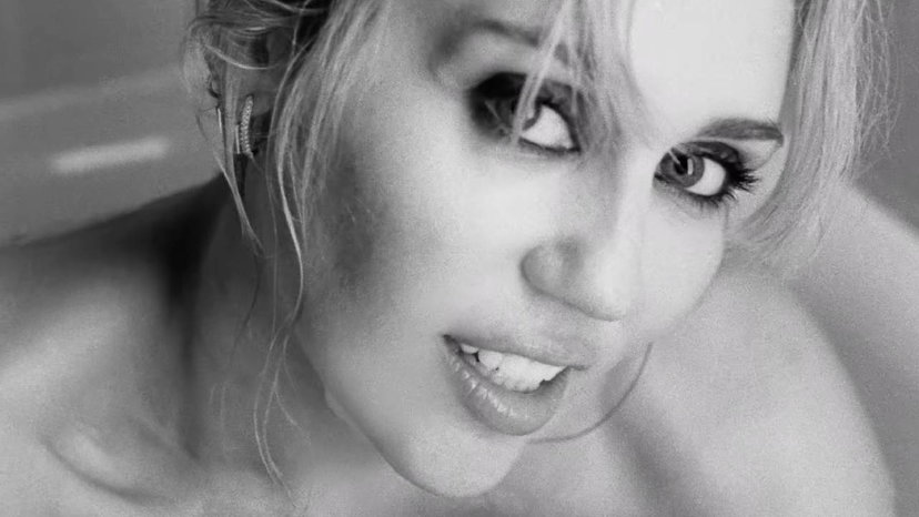 Bass Persuades, il nuovo album di Miley: flop e top del disco preview