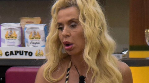 Valeria Marini vuole lasciare il Grande Fratello Vip: “Me ne vado, ho deciso. Non mi diverto” preview