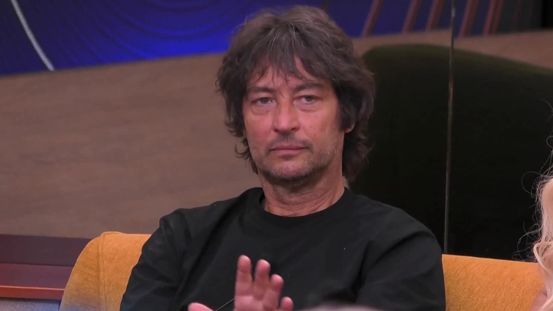 Grande Fratello Vip 9, Simone Annicchiarico abbandona la Casa: è ufficiale, ecco cosa sta succedendo