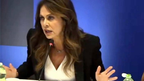 Elena Sofia Ricci sbotta con la Rai per gli orari della prima serata: “Mancanza di rispetto” preview