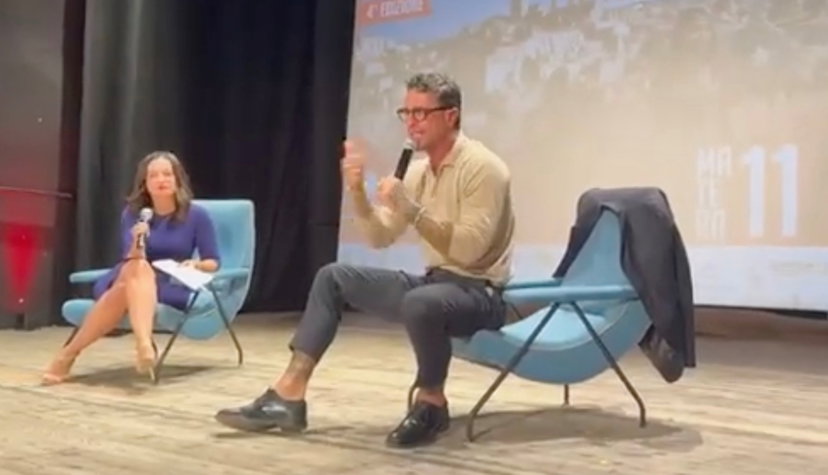 Fabrizio Corona sbotta contro la moderatrice del Matera Fiction Festival: “Sei un’incapace, Signorini prenderà 15 anni” preview