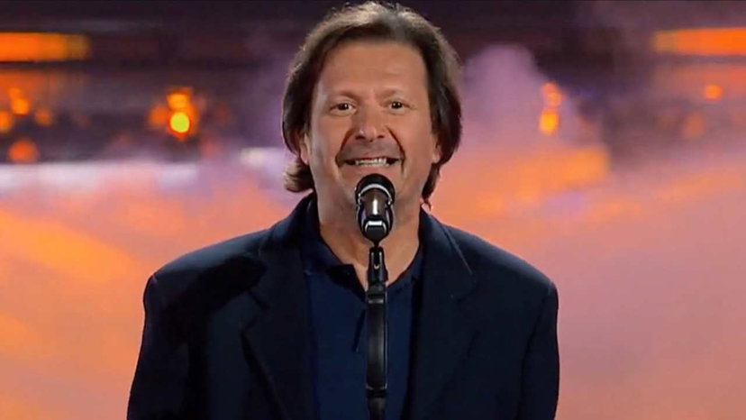 Luca Sandri a The Voice Senior, ma nessuno si gira: i giurati non lo riconoscono, ma il web lo celebra preview