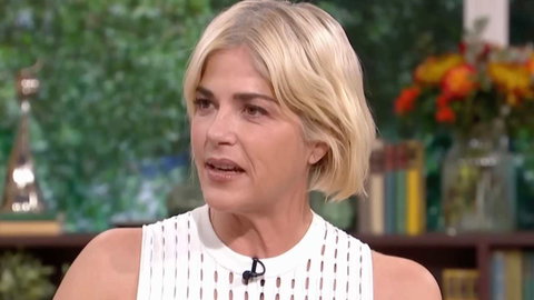 Selma Blair scatena il caos in aereo, tenta di aprire il portellone e aggredisce gli assistenti di volo preview