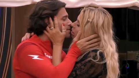 GF Vip, Valeria Marini confessa un interesse per Giacomo Gallani: “Una storia tra noi metterebbe il pepe” preview