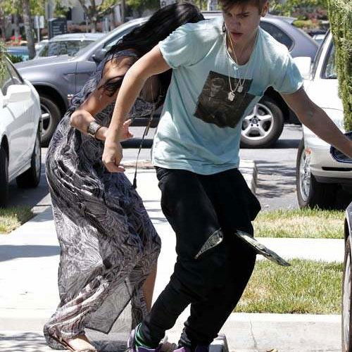 justin-bieber-aggredisce-paparazzo-poi-succede-il-finimondo-32