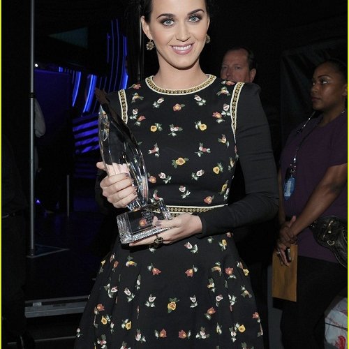 katy-perry-peoples-choice-awards-2013-winner-07
