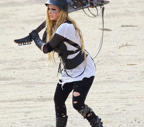 01-Avril-Lavigne---filming-her-video-Rock-N-Roll-in