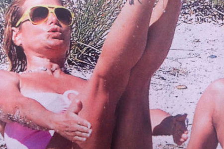 simona-ventura-fa-esercizi-al-mare