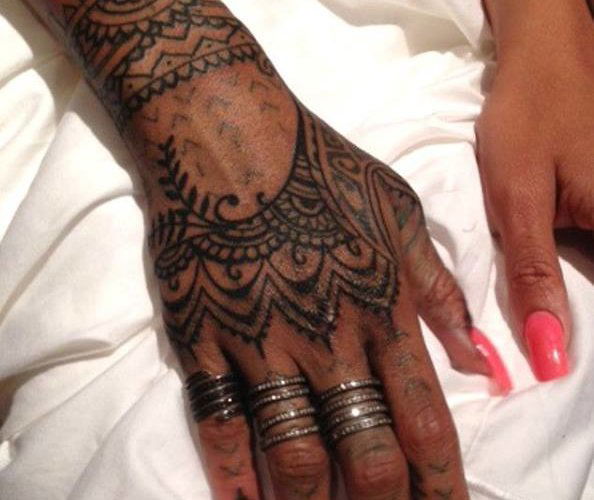 Rihanna tatuaggio mano