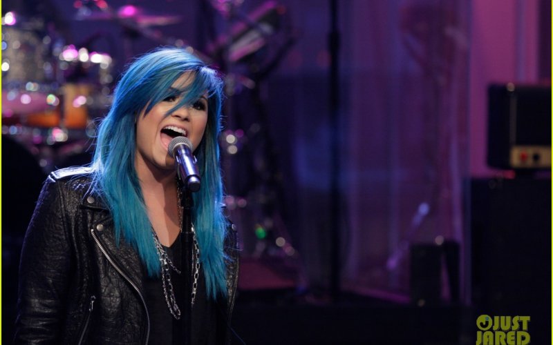 demi-lovato-debuts-new-blue-hair-for-jay-leno-performance-01
