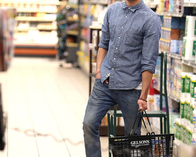 Zac Efron Skateboard (3)