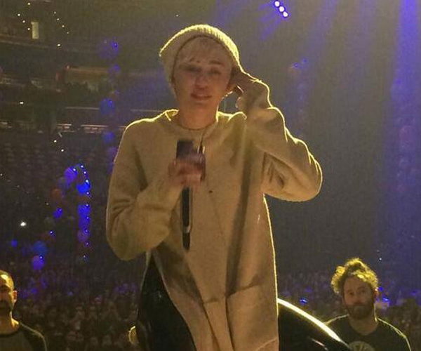 miley crying liam