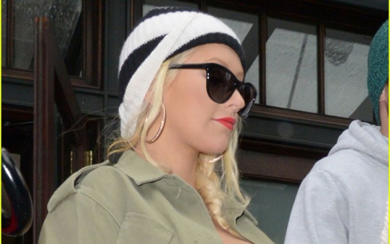 pregnant-christina-aguilera-steps-out-with-fiance-matthew-rutler-07