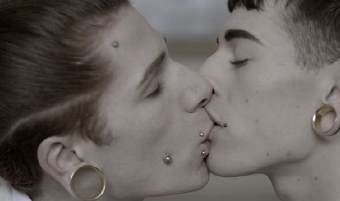 bacio gay video ligabue