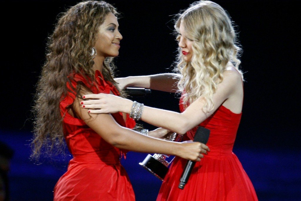 CMA-s-Beyonce-giving-Taylor-her-moment-taylor-swift-19695971-2200-1475