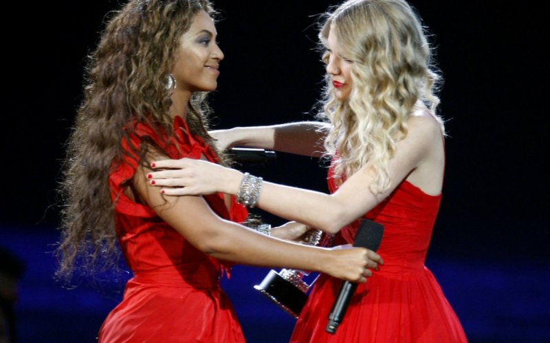 CMA-s-Beyonce-giving-Taylor-her-moment-taylor-swift-19695971-2200-1475