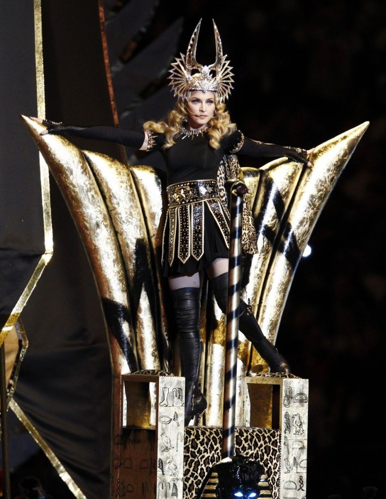 Madonna star queen regina throne