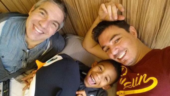 coppia gay adotta figlio